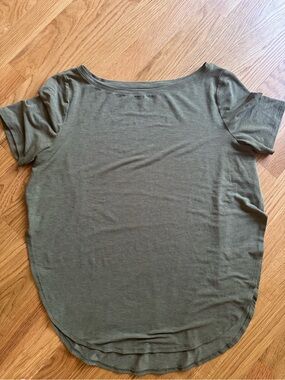 GapFit Breathe Olive Green Short-Sleeve Boatneck High Cut Curved Hem Tee